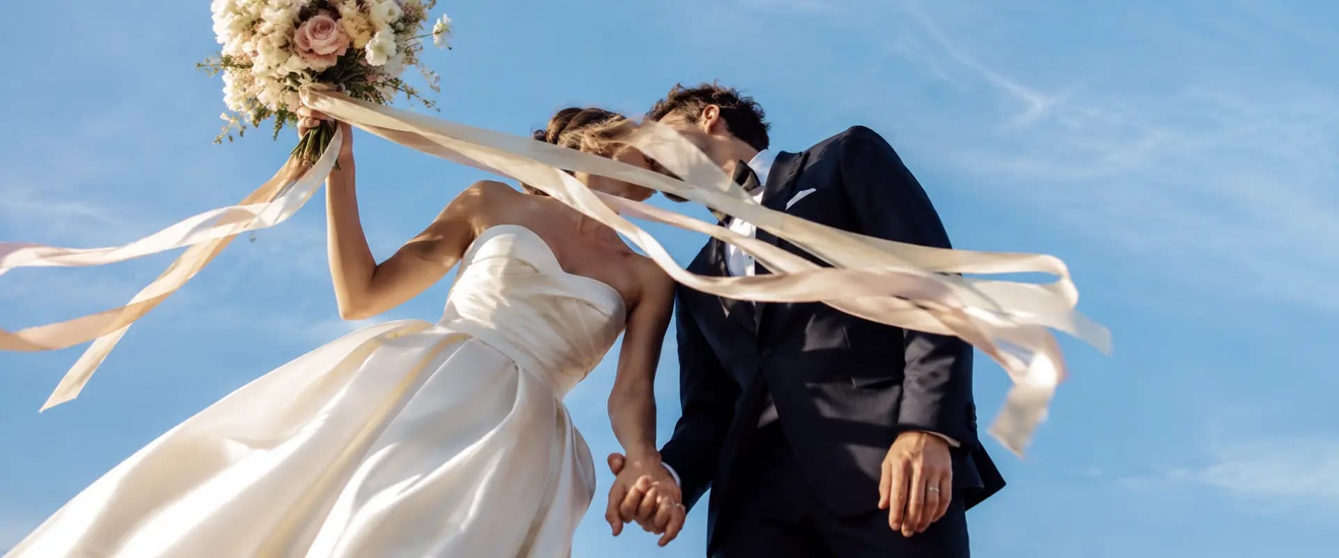 Novia riendo durante su boda
