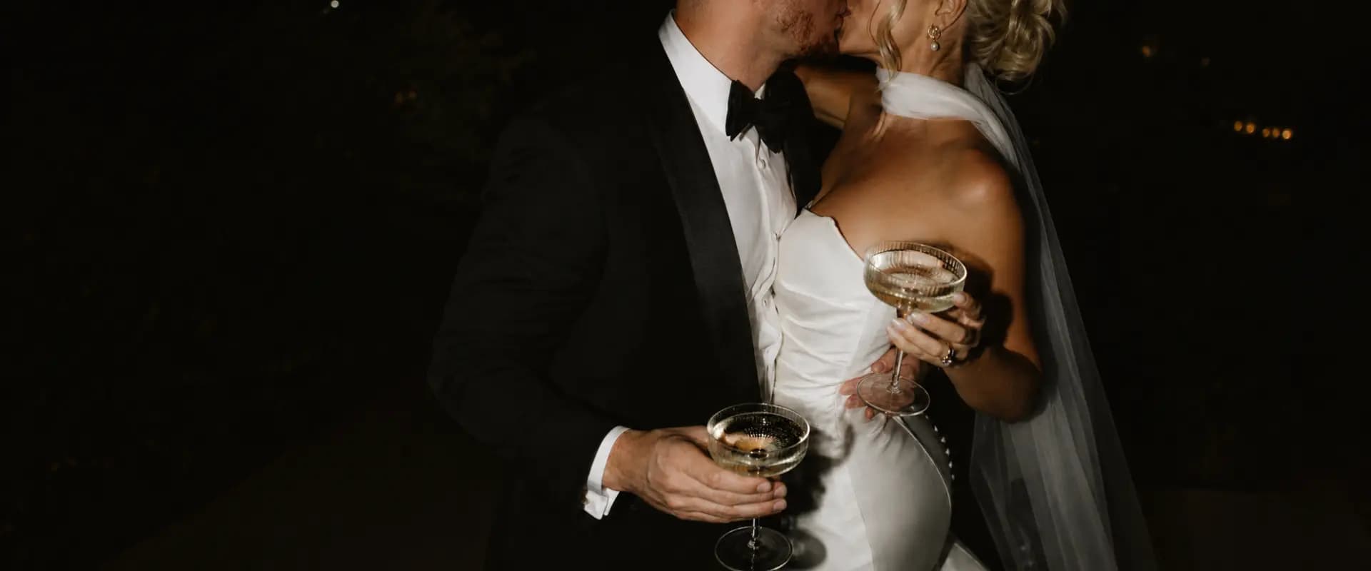Pareja brindando en su boda